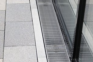 Die Rinne Hydra ist besonders gut für geklebte und geschweißte Wandanschlüsse mit Dämmkeil geeignet