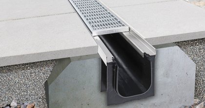 Richard Brink GmbH & Co. KG is expanding its portfolio with the plastic Kufor channel. The new addition is used on surfaces that are exposed to low direct loads but are driven across by cars.