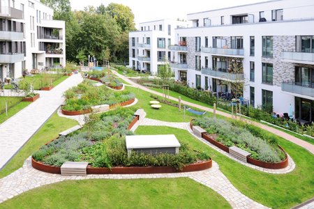 Aménagée plus tôt, la parcelle 8 avait déjà misé sur les systèmes de plantation du fabricant d’articles métalliques. Ces parterres convexes en acier Corten forment un contraste réussi avec les façades claires.