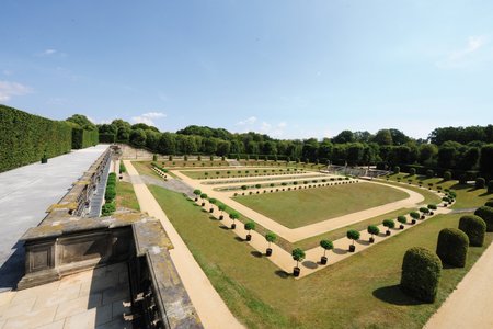 The parterre of the Lower Orangery appeals with its symmetrical design. Statues, vases and bitter orange trees line the garden paths.
