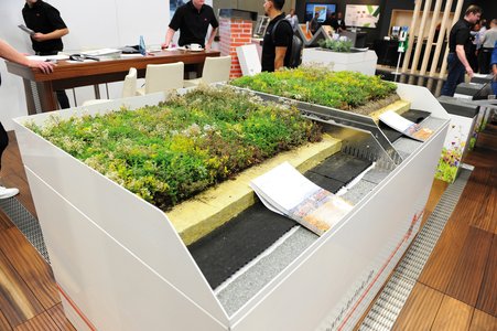 De presentatie van een nieuw compleet systeem voor groene daken was een van de highlights op de beursstand. Het systeem bevat de bekende grindvangers, een drainage-element, een wateropslagmat en de juiste beplanting voor een extensieve begroeiing.