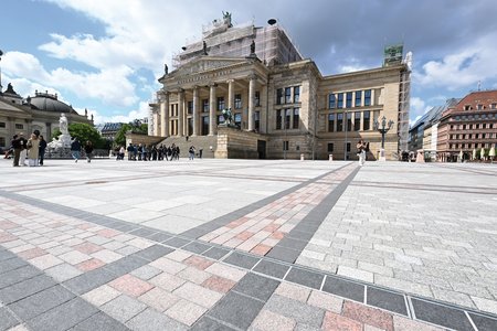 Im Zuge des Umbaus entstand ein barrierefreier Platz, auf dem das denkmalgeschützte Pflastermuster wiederhergestellt wurde. Unterirdisch verläuft nun ein 5 km langes Ver- und Entsorgungsnetz.  Foto: Richard Brink GmbH & Co. KG