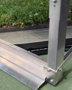 Des tôles d’appui et un treillis en fibres de verre posé en pleine surface transforment la végétalisation en lestage pour la structure porteuse de l’installation solaire.
