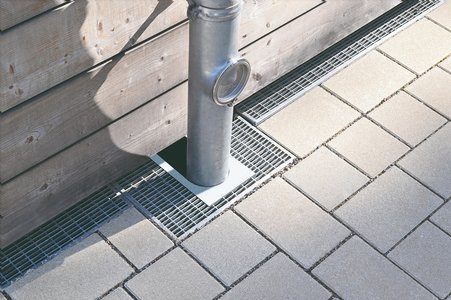 Die Neuheit ist selbstverständlich auch mit den weiteren Drainage- und Entwässerungslösungen des Metallwarenherstellers kombinierbar – beispielsweise zur Ableitung der durch die Fallrohre zugeführten Niederschläge auf Bodenniveau über Rinnen oder Gullys.  Foto: Richard Brink GmbH & Co. KG