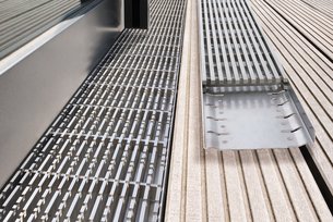 Sie sparen mit der Bangkirai Rinne wertvolle Zeit beim Einbau auf der Terrasse oder dem Balkon durch die schnelle Einbauweise