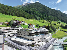 The Silvretta Therme Ischgl – a wellness oasis with ambitious standards in terms of sustainability and energy efficiency – was built between 2019 and 2022 against an impressive mountain backdrop.  Photo: Richard Brink GmbH & Co. KG