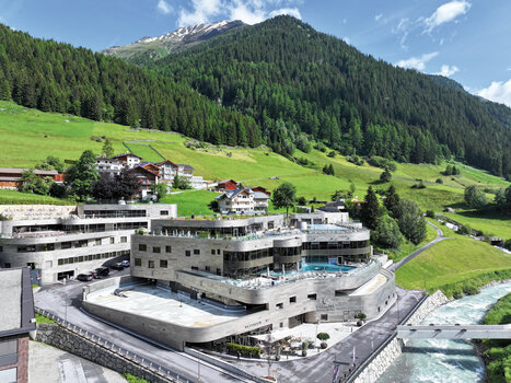 Tussen 2019 en 2022, omgeven door een panoramisch berglandschap, ontstond Silvretta Therme Ischgl - een wellness-oase waar duurzaamheid en energiezuinigheid hoog in het vaandel staan.  Foto: Richard Brink GmbH & Co. KG