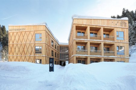The environmentally friendly larch and spruce construction of the four rustic lodges, coupled with the weather conditions, meant that special measures were required for draining the connecting areas between the façades and flooring.