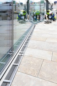 Cubo drainage channels were installed along the façade in the internal courtyard. In one line, they connect to the Stabile channels running along the steps.