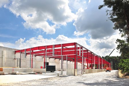 Seither stehen die Zeichen mehr denn je auf Wachstum: Mit der fortwährenden Erweiterung des Sortiments bedurfte es auch eines steten Ausbaus der Betriebsflächen.  Foto: Richard Brink GmbH & Co. KG