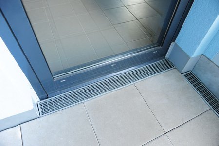 The custom Hydra and Stabile drainage channels are used on all floors in the level thresholds of the entrance doors.