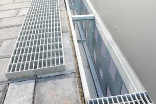Detailansicht der Stabile Air Fassadenrinne mit Maschenrost-Abdeckung