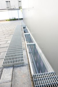 Large openings on the façade side of the channel, the protruding supporting base for the gratings and the equally projecting channel base ensure sufficient distance to the façade and a well ventilated wall connection. Pooling water and capillary damage are therefore avoided. 