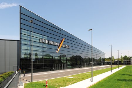 Het moderne gebouw overtuigt door zijn hoge kwaliteits- en energiestandaards. Door talrijke technische details onderscheidt deze hal zich van gewone beurshallen.