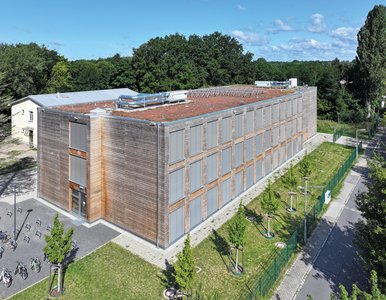 Für die Fassadenentwässerung kam bei den Holzmodulergänzungsbauten (HOMEB) vom österreichischen Generalplaner Kaufmann Bausysteme die Drainagerinne „Stabile Air“ der Richard Brink GmbH & Co. KG zum Einsatz.   Foto: Richard Brink GmbH & Co. KG