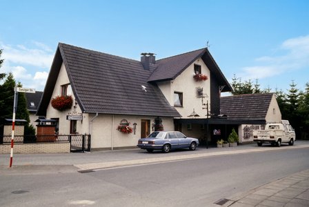 Die Firma Richard Brink feiert 2026 ihr 50-jähriges Bestehen. Alles begann 1976 in der an das Wohnhaus der Familie angeschlossenen Garage in Schloß Holte-Stukenbrock.   Foto: Richard Brink GmbH & Co. KG