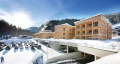 Mitten im Skigebiet Wilder Kaiser- Brixental steht die Ende 2018 eröffnete Tirol Lodge. Wintersportbegeisterte profitieren hier von der unmittelbaren Anbindung an die Talstation der Gondelbahn.