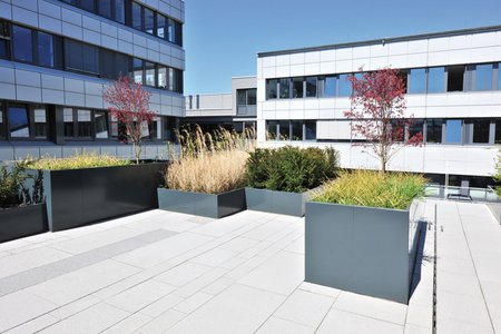 Raised beds from the company Richard Brink standing 500 mm and 950 mm tall help structure the new entrance area at expert AG.