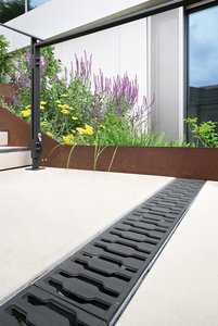 Darüber hinaus werden die Betonrinnen des ostwestfälischen Herstellers für die Entwässerung in den Treppenbereichen eingesetzt.   Foto: Richard Brink GmbH & Co. KG