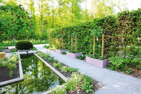 Bei der Landesgartenschau Nordrhein-Westfalen in Bad Lippspringe rahmen maßgefertigte Hochbeete einen der Mustergärten.