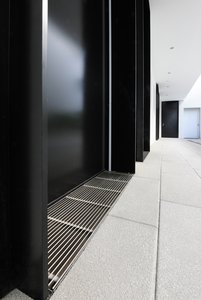 The metal products manufacturer from Eastern Westphalia often receives requests for custom dewatering systems made to fit specific reveal dimensions.  Photo: Richard Brink GmbH & Co. KG