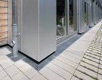 Neben den Fassadenrinnen gehören Innenecken, Außenecken und Gullys ebenso zum Lieferumfang des ostwestfälischen Metallwarenherstellers wie die passgenauen Maschenoste mit Fallrohrausschnitt.  Foto: Richard Brink GmbH & Co. KG