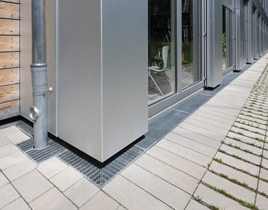 Neben den Fassadenrinnen gehören Innenecken, Außenecken und Gullys ebenso zum Lieferumfang des ostwestfälischen Metallwarenherstellers wie die passgenauen Maschenoste mit Fallrohrausschnitt.  Foto: Richard Brink GmbH & Co. KG