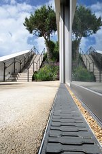 Gemeinsam mit der wassergebundenen Wegedecke aus Gloritbeton ist die Rinnen-Rost-Kombination Teil des Regenwassermanagements. Das einfallende Wasser wird zwischengespeichert und der Vegetation zugeführt.  Fotos: Richard Brink GmbH & Co. KG