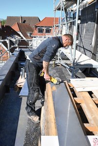 Somit bietet die Firma Richard Brink mit ihrer Kaskadenentwässerung eine Lösung, die auf der Baustelle durch Flexibilität und einfache Handhabung überzeugt.   Dies gilt vom individuellen Zuschnitt (12a) bis hin zur projektspezifischen Linienführung der Flachkanäle (12b).  Fotos: Richard Brink GmbH & Co. KG