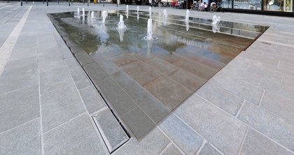 Dans le centre-ville de Ratisbonne (Allemagne), un espace de jeux d’eau a été créé dans le cadre d’un projet d’assainissement de grande envergure sur la place Ernst-Reuter-Platz.