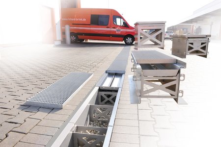 The channel was specially designed to be used in urban spaces and areas exposed to traffic that are not connected to the sewer system. Thanks to its stable construction, it can withstand wheel loads of 5 to 10 tons, depending on the selected grating cover.