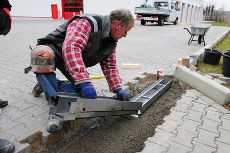 The subsequent channels could then be easily attached to the plug-in connectors of the plastic inserts thanks to the pre-assembled connector plates. The low weight of the channels also facilitated easy assembly by just one person.