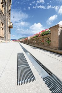 Les corps de caniveau sont coiffés de grilles à tiges longitudinales format 20 x 3 mm, également en acier galvanisé.