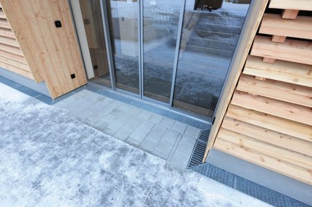 The dewatering channels with mesh gratings fit perfectly into the overall look of the hotel complex. Their sophisticated functionality and design meet all of the client’s requirements.