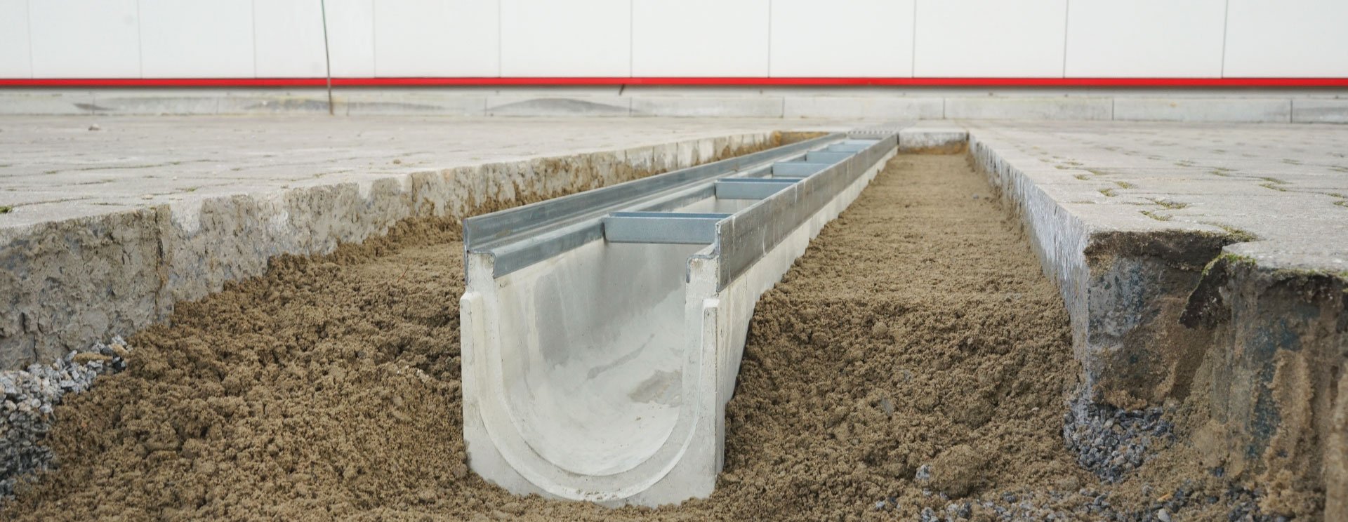 Betonrinne Fortis D400 im Einbau auf dem Hof für Industrie & Werks Gelände für Schwerlast mit LKW befahrbar