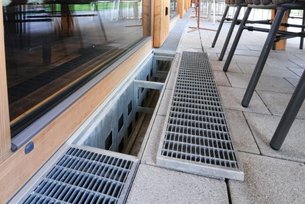 Fassadenrinne für den Holzbau mit Lüftungsöffnungen zur Belüftung des Sockelbereichs