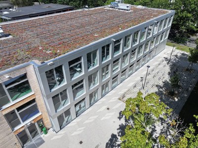 Die extensive Dachbegrünung wird je nach Standortbedingungen mit unterschiedlichen Gerüstkonstruktionen für eine Photovoltaikanlage versehen, sodass die HOMEB-Schulen auch im Bereich Nachhaltigkeit punkten.  Foto: Richard Brink GmbH & Co. KG