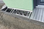 Die speziellen Rinnen verfügen fassadenseitig über große Ventilationsöffnungen zur Belüftung des Sockelbereichs. Damit sind sie besonders für Holz- und Dämmfassaden die geeignete Wahl.  Foto: Richard Brink GmbH & Co. KG