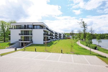 The hotel complex is split into two different three-storey buildings located right by the lake. Their classically modern design does the impressive setting justice with the apartments’ huge panorama windows.
