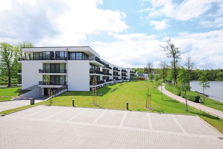 De gebouwencomplexen, bestaande uit twee verschillende gebouwen van drie verdiepingen, bevinden zich in de dichtbij het meer. Dankzij de enorme panoramavensters bieden de klassiek-moderne gebouwen een optimale verbinding met de omliggende natuur.