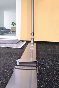 Auch bei der Verbindung zweier Flachkanäle sind die Arbeitsschritte dieselben. Zur flexiblen Verlegung der Kaskadenentwässerung gehören zum System neben geraden Verbindern auch spezielle, um 45 ° abgewinkelte Eckverbinder.  Foto: Richard Brink GmbH & Co. KG