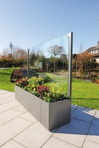La gamme Richard Brink comprend dorénavant aussi les bacs « Modular Ventus »  qui allient jardinière et cloison de séparation. Dans cet exemple, la vitre placée sur un côté offre une large surface pour les plantations.