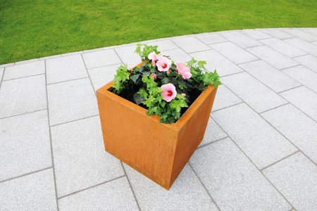 With their seamless welded joints, the new additions have a timeless, monolithic look and provide the perfect basis for all kinds of planting.