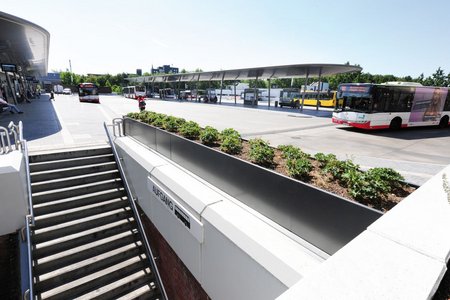 An insgesamt fünf Stellen des ZOB wurden maßgefertigte Hochbeete der Firma Richard Brink installiert. Diese dienen nicht nur der Begrünung, sondern besonders an zwei Treppenabgängen als Balustraden-Elemente.