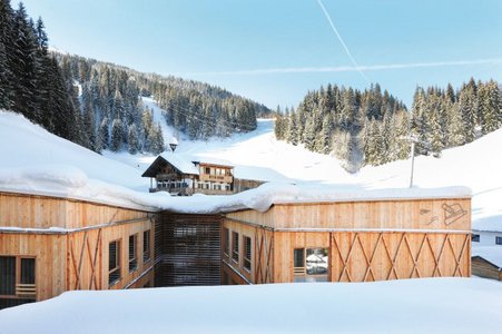 Der alpin-moderne Stil der Hotelanlage, welche aus traditionell verwendeten, heimischen Hölzern konstruiert wurde, passt sich wunderbar auch an die teilweise historische Bausubstanz der Umgebung an. Durch den ökologischen, warmen und isolierend wirkenden Naturstoff entstand ein behagliches Wohlfühlambiente bei höchstem Komfort für die Gäste.