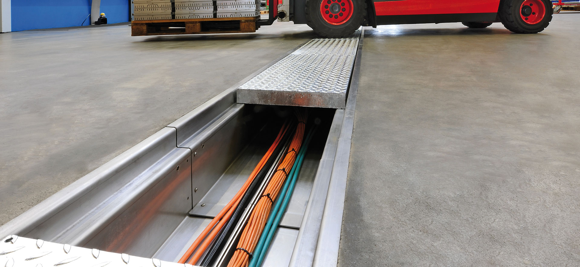 Industrie Kabelrinne Cargo zur sicheren Verteilung von Strom-, IT- und Wasserleitungen
