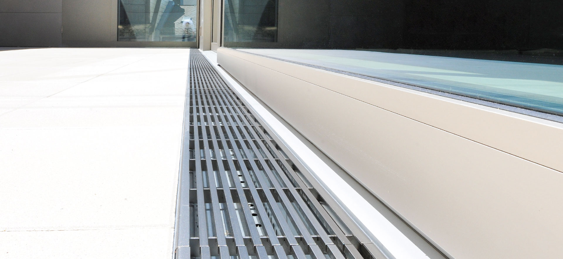 Die Fassadenrinne Fultura auf Stelzlager sorgt für Zeitersparnis auf Balkonen und Terrassen