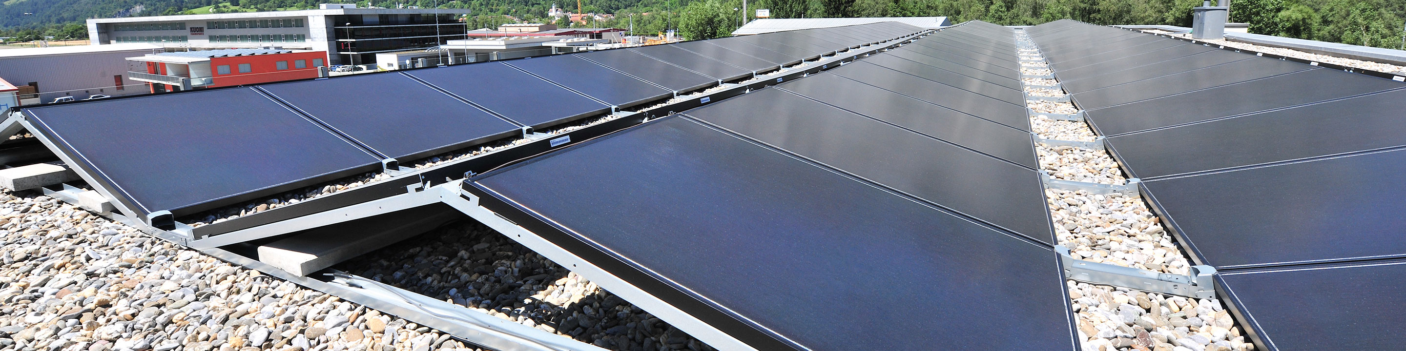 Photovoltaik-Unterkonstruktion mit Solarpanels in Ost-West-Ausrichtung von Richard Brink auf Flachdach mit Kies