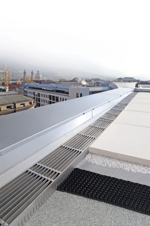 Mit den Dränagematten für Außenbereiche hat die Firma Richard Brink ihr Produktportfolio komplettiert. Die Neuheiten gewährleisten eine schnelle, flächendeckende Entwässerung von Dächern, Balkonen und Terrassen.