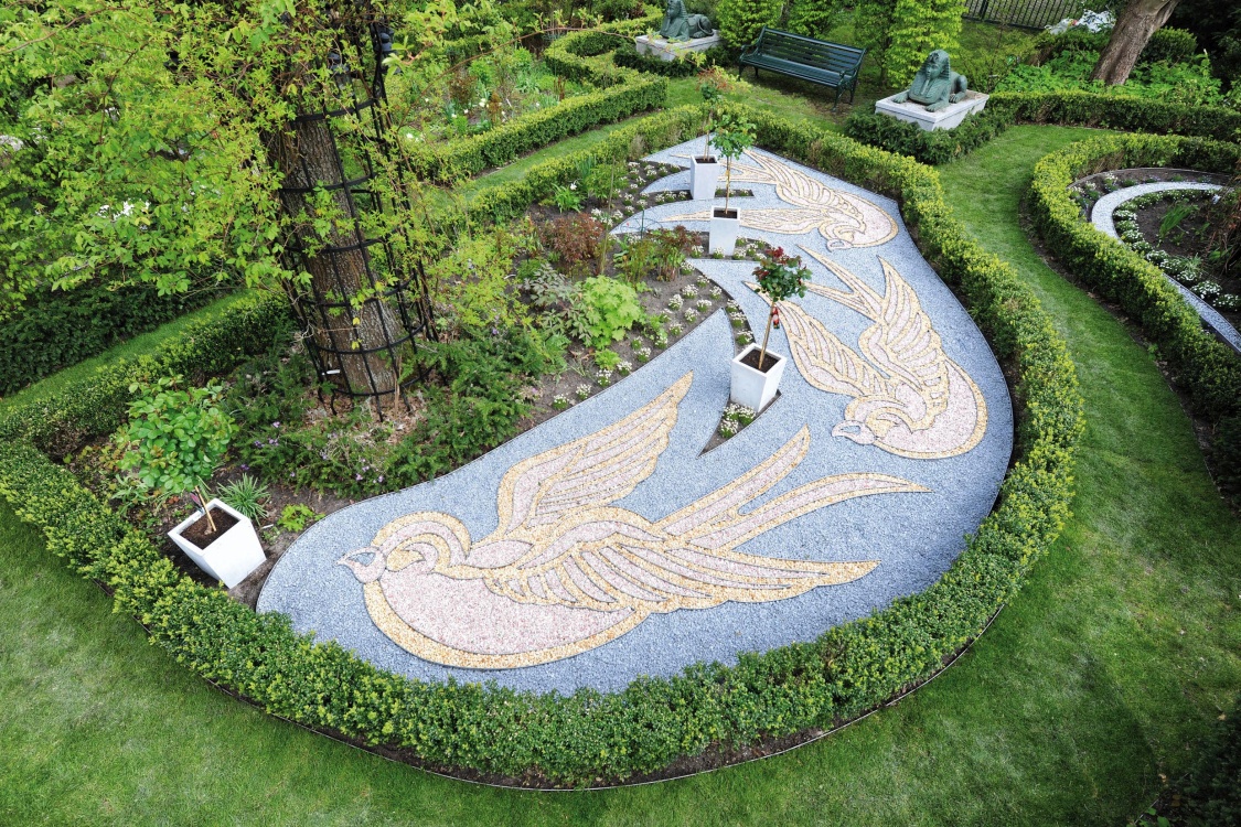 Ornamental gravel beds are a real eye-catcher in the garden. With the help of flexible edging solutions from Richard Brink GmbH & Co. KG, the different types of gravel can be precisely separated from one another.